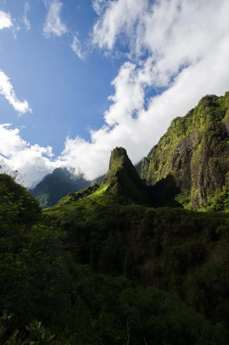 The ʻĪao Needle rising from the green valley of ʻĪao Valley State Monument