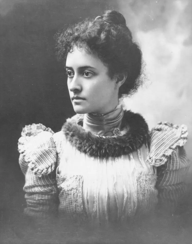 Princess Kaʻiulani in a formal portrait, wearing a lei hulu manu, a feather lei worn by Hawaiian royalty